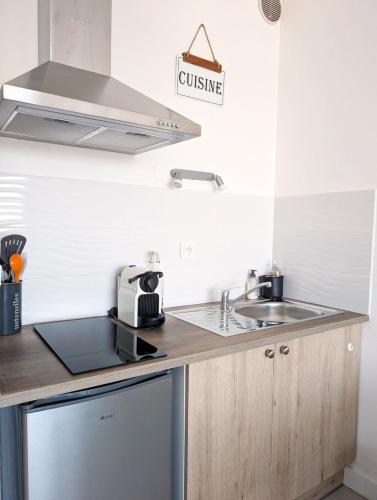 Η κουζίνα ή μικρή κουζίνα στο GDM STUDIO Centre-ville La Grande-Motte