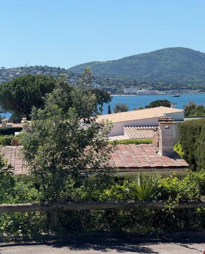 une maison avec vue sur l'eau dans l'établissement Magnifique villa vue mer avec piscine et plage privée, à Grimaud