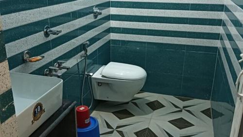 The Pavilion Beach Resort في Jāmb: حمام مع مرحاض ومغسلة