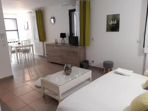 - un salon avec 2 lits et une télévision dans l'établissement Grand Studio - Proche place de la Comédie, à Montpellier