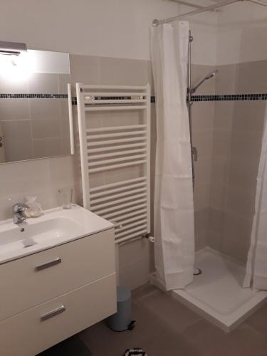une salle de bain blanche avec une douche et un lavabo dans l'établissement Grand Studio - Proche place de la Comédie, à Montpellier
