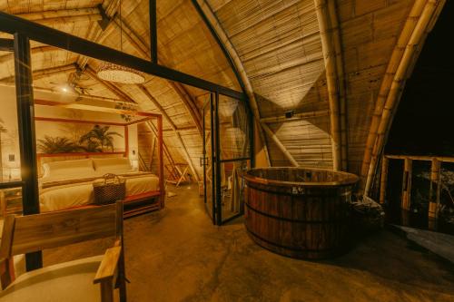a room with a bed and a large barrel at Hotel Casa Selvaggio in Ráquira