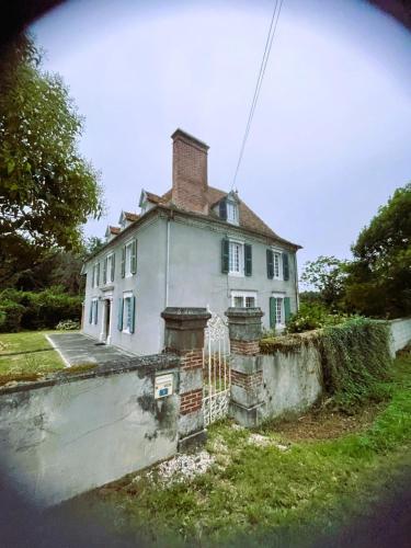an old house with a fence in front of it at Manoir Maison Ma Valérie in Castétis