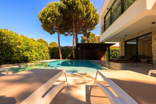 a swimming pool in the backyard of a house at SanPietro Premium Villas in Draçi