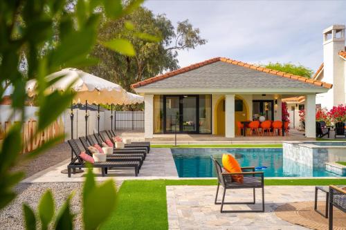 Bazén v ubytování Lazy River Luxe 6 BR Sleeps 16 Pickleball Hot Tub nebo v jeho okolí