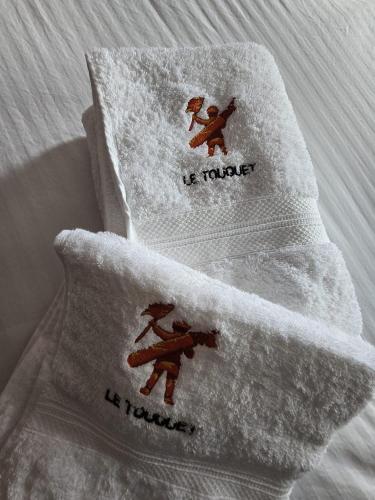 - 2 serviettes assises au-dessus d'un lit dans l'établissement Villa sunny Side -Maison 5 chambres, à Le Touquet-Paris-Plage