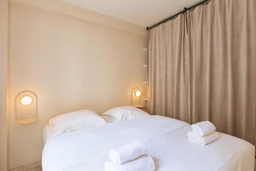 deux lits dans une chambre avec des serviettes dessus dans l'établissement Flexliving - Beautiful 3-room apartment with living room - 18th, à Paris