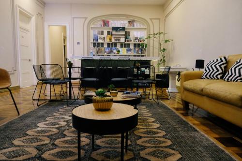 a living room with a couch and a table at Habitación privada en el corazón de la colonia Roma in Mexico City