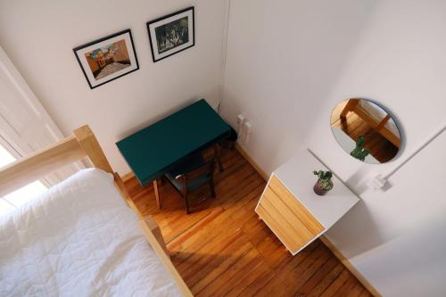a room with a bed and a table and a mirror at Habitación privada en el corazón de la colonia Roma in Mexico City