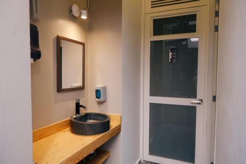 a bathroom with a sink and a mirror at Habitación privada en el corazón de la colonia Roma in Mexico City