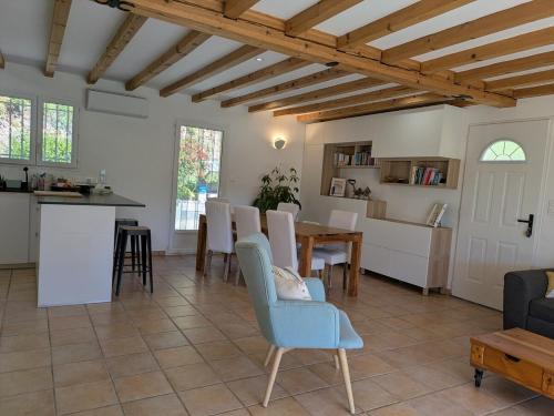 une cuisine et un salon avec une table et des chaises dans l'établissement Maison calme a Bastelicaccia a 15 minutes de la plage, à Bastelicaccia