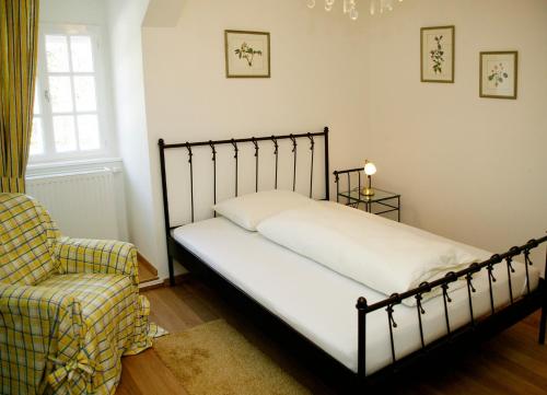 Una cama o camas en una habitación de Knappenstöckl