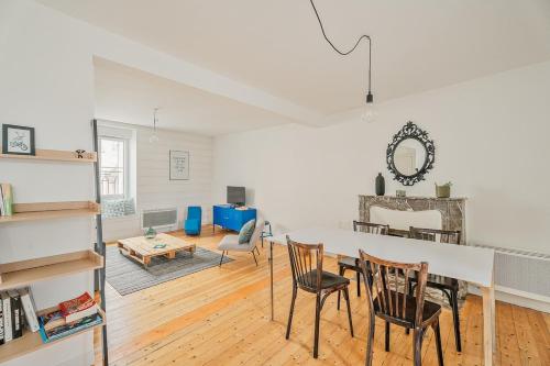 une salle à manger et un salon avec une table et des chaises dans l'établissement Le 16 - T3 - terrasse proche plage et centre - WIFI, à Saint-Malo