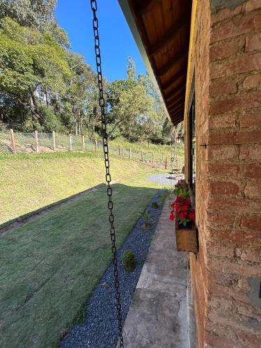 a chain hanging from the side of a building at Vale Infinito Chalé in Córrego do Bom Jesus