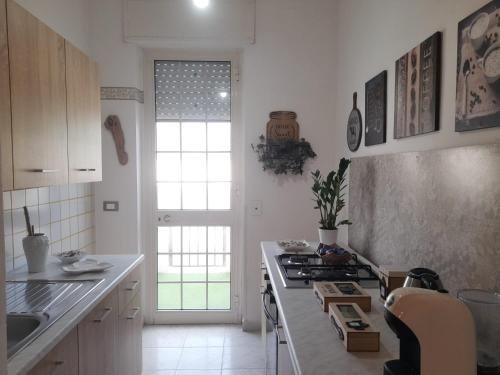 a kitchen with a stove and a counter top at Tra Vento e Mare in Lendinuso
