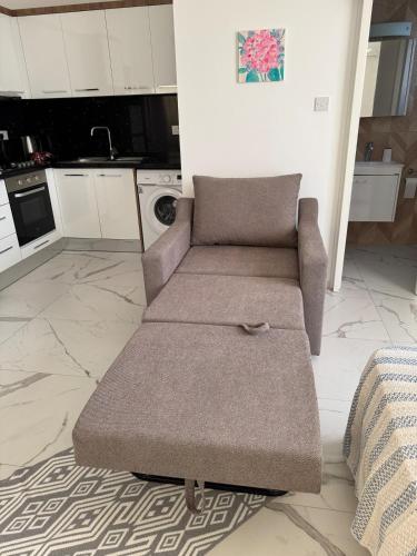 a living room with a couch in a kitchen at Long Beach'de Stüdyo Daire in Aglantzia