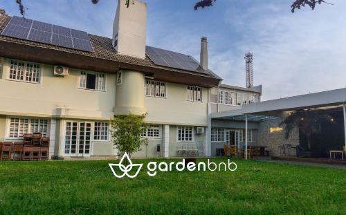 a house with solar panels on top of it at Conforto e Espaço para Família, 2 vagas, WiFi 500m in Curitiba