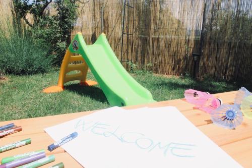 a table with a sign that says welcome and a slide at Villa Lando in Peruški