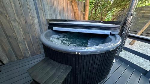 un secchio d'acqua su un ponte di BDSM room Bydgoszcz z Balią a Bydgoszcz