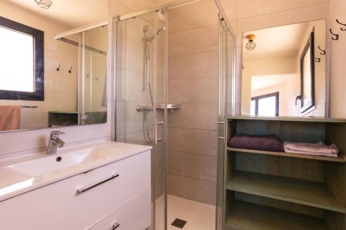 une salle de bain avec douche et lavabo dans l'établissement Maison entre lac et montagne, à Chorges