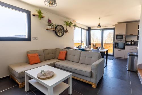 un salon avec un canapé et une table dans l'établissement Maison entre lac et montagne, à Chorges