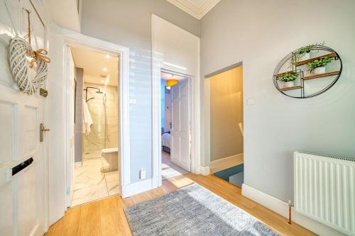 ein Bad mit einem WC und einer ebenerdigen Dusche in der Unterkunft 3-Bed Flat Free Parking 10 Mins to City Centre in Glasgow