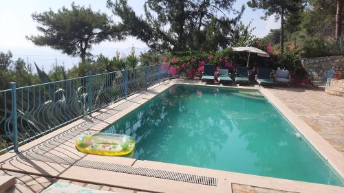 Kolam renang di atau dekat dengan Villa with sea views in Faralya