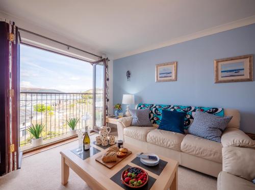 Χώρος καθιστικού στο Coastal Escape With Balcony & River Dart Views
