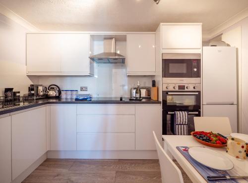 Η κουζίνα ή μικρή κουζίνα στο Coastal Escape With Balcony & River Dart Views