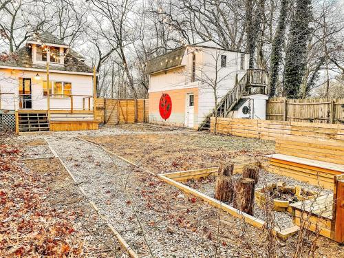 une maison avec une porte rouge et une clôture dans l'établissement Lighthouse Cottage - Family Friendly Kids and Pets, à New Buffalo