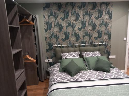 - une chambre avec un lit doté d'oreillers verts et blancs dans l'établissement Grand libérateur, à Crouay