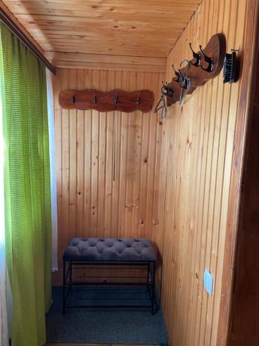 a room with a bench in a wooden wall at Pidkova in Verkhovyna