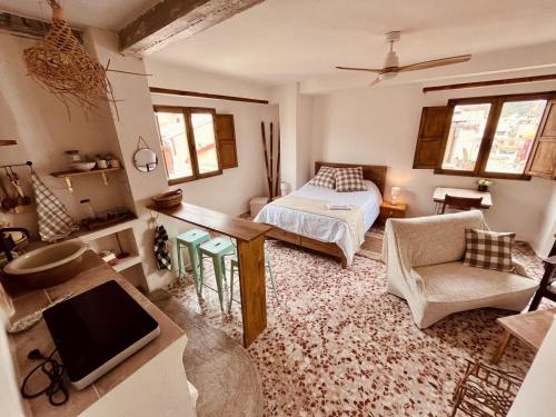 a bedroom with a bed and a tv in a room at CASA CERCANA LA CASA de LA ALEGRIA in Abarán