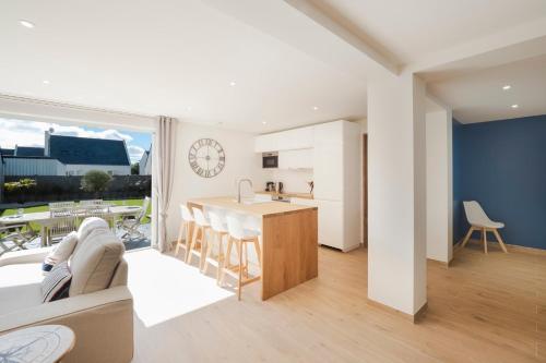 une cuisine et un salon avec une table et un canapé dans l'établissement Maison Exception Côte Sauvage Le Croisic, au Croisic