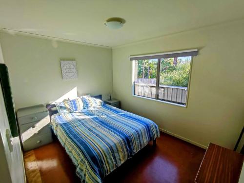 Ένα ή περισσότερα κρεβάτια σε δωμάτιο στο Relax away on Quail Way