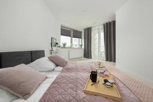 ポビエロボにあるApartment in Pobierowo near Baltic Beachのベッドルーム1室(木製トレイ付きのベッド1台付)