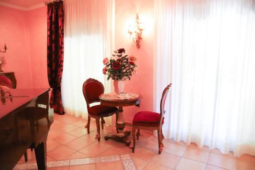 a dining room with a table with a vase of flowers at IL Tetto Di Guardia in Guardia Sanframondi