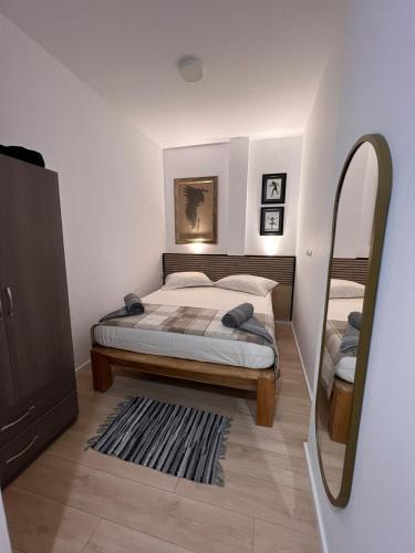 เตียงในห้องที่ Adas apartment 2