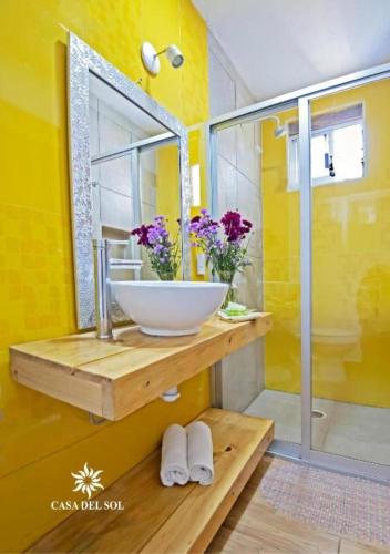 a bathroom with a bowl sink and a shower at Hotel Casa del Sol in San Cristóbal de Las Casas