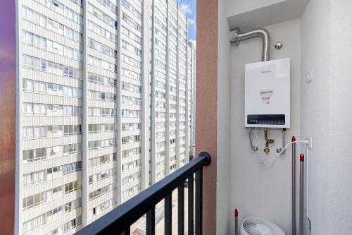 ein Balkon mit Blick auf ein hohes Gebäude in der Unterkunft Apartamentos para 5 pessoas com Piscina e Academia no Centro in Curitiba