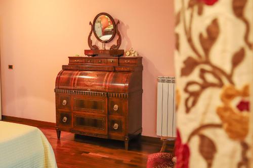 a dresser with a mirror on top in a room at IL Tetto Di Guardia in Guardia Sanframondi