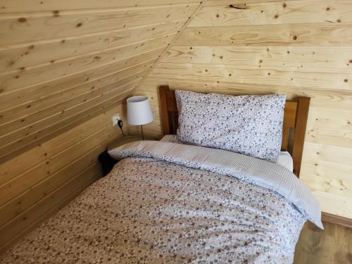 Postel nebo postele na pokoji v ubytování Noclegi Bieszczady, Domki na Bani