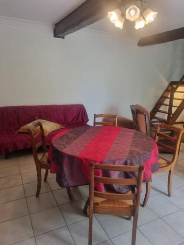 une salle à manger avec une table, des chaises et un canapé dans l'établissement Gîte dans Parc Naturel Proche Forêt & Spa - Parking Inclus, à Saint-Honoré-les-Bains