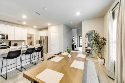 Η κουζίνα ή μικρή κουζίνα στο Pool Access Modern Retreat in Lowry Crossing!