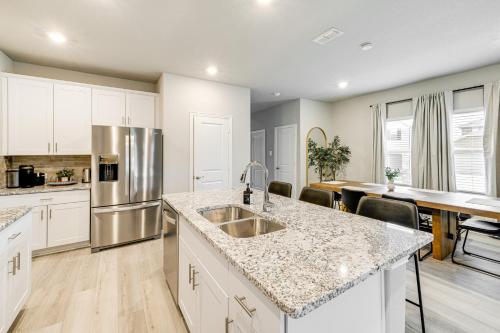 Η κουζίνα ή μικρή κουζίνα στο Pool Access Modern Retreat in Lowry Crossing!