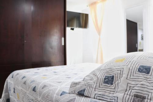 a close up of a bed in a bedroom at Confort y estilo apartaestudio 301 cerca Av de los estudiantes in Pasto