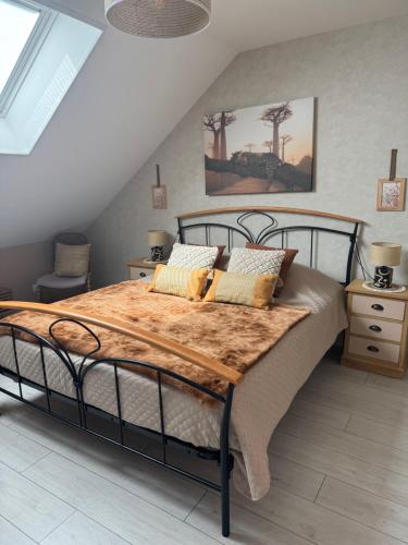 une chambre avec un grand lit dans un grenier dans l'établissement Osiris Espace Piscine couverte et Chauffée, à Mesves-sur-Loire