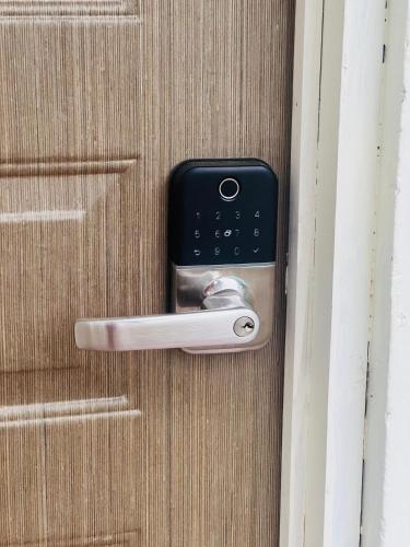 a doorhandle to a door with a cell phone in it at Apartamento SamSay III in San Isidro