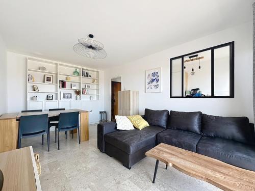 2P sea view, very central