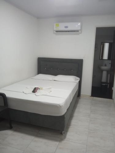 a bedroom with a bed in a room at Hotel Urdaneta AV in Neiva